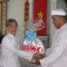 Đạo tỷ Bạch Cúc đại diện CQPTGLĐĐ trao quà mừng lễ đức Diêu Trì Kim Mẫu