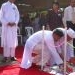 Đạo trưởng, đại diện Hội Thánh Truyền Giáo, đặt viên đá đầu tiên