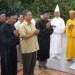 Phái đoàn Hòa Hảo hành lễ